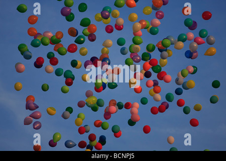 Luftballons mit Helium schweben Weg vor einem blauen Himmel gefüllt. Stockfoto