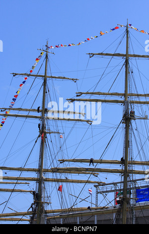 Segeln Sie Boston 2009. 14 Matrosen steigen den Mast um die Segel auf einem Großsegler im Hafen von Boston furl. Stockfoto