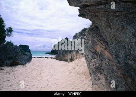Überdachte Felsenweg an einem einsamen Strand Horseshoe Bay-Bermuda Stockfoto