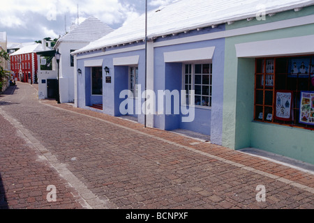 Straße mit Kopfsteinpflaster mit bunten Gebäuden St Georges Bermuda Stockfoto