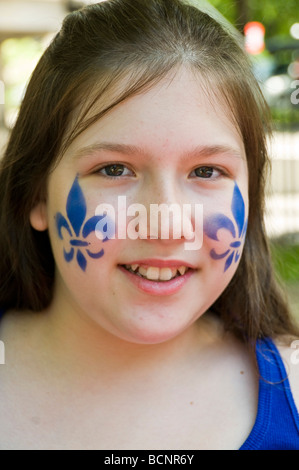 Porträt eines Mädchens mit dem Fleur de Lys-Symbol auf ihrem Gesicht während Saint Jean-Baptiste Parade Montreal Quebec Stockfoto