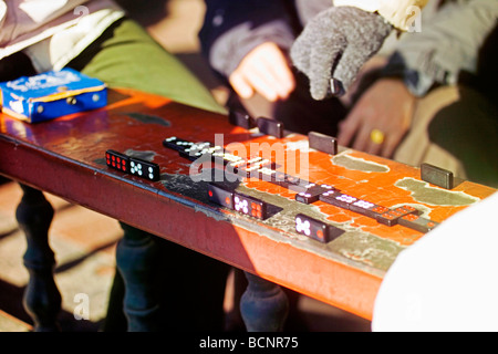 Eine Partie Domino durchgeführt auf der verblichenen Bank der Tiantan Park, Peking, China Stockfoto