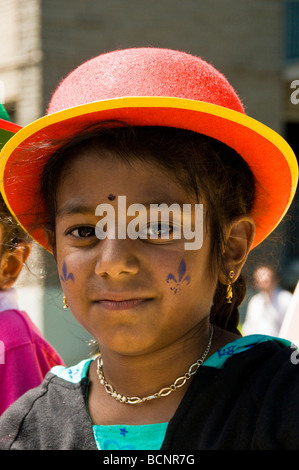 Porträt eines Mädchens mit dem Fleur de Lys-Symbol auf ihrem Gesicht während Saint Jean-Baptiste Parade Montreal Quebec Stockfoto