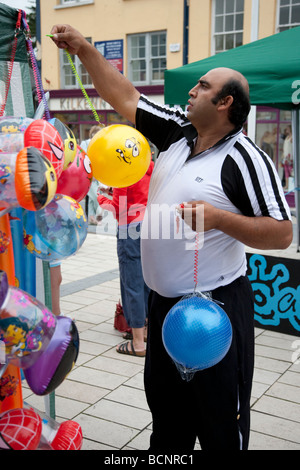 Asiatischen Markt Standinhaber Lager aufstellen Stockfoto