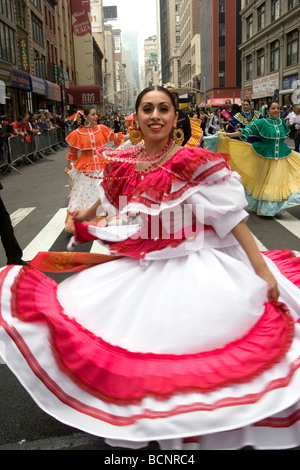 Ecuadorianische Frau tanzt auf Broadway in New York bei der jährlichen Parade in New York CIty Dance Stockfoto