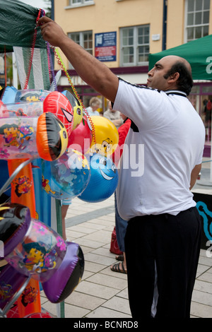 Asiatischen Markt Standinhaber Lager aufstellen Stockfoto