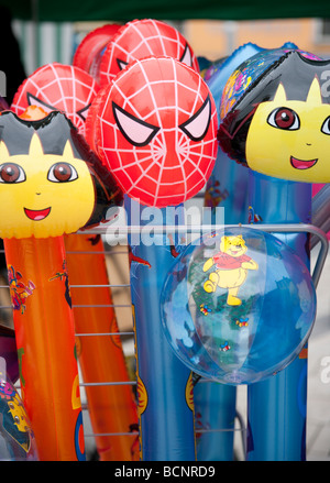 Kinder-Spielzeug-Ballons am Marktstand, Irland Stockfoto