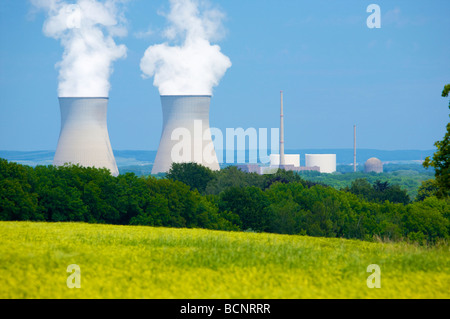 Gundremmingen Atomkraftwerk in Bayern, Deutschland. 2 aktive BWR-Reaktoren. Kernkraftwerk Gundremmingen, Bayern, Deutschland. Stockfoto