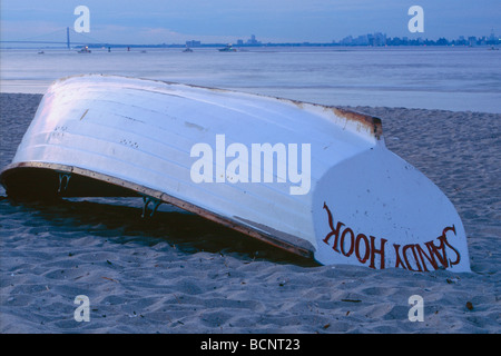 Nahaufnahme eines Bootes auf Sandy Hook mit New Yorker Hafen im Hintergrund New Jersey Stockfoto