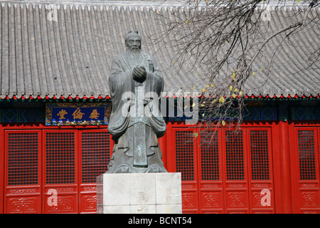 Die Statue von Konfuzius vor Yilun Tang Halle am Imperial College Stockfoto