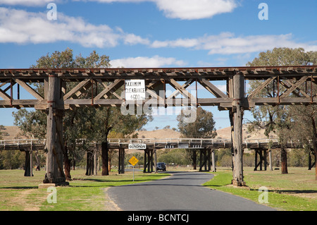 Historische Eisenbahn Holzbrücke 1903 und Prinz Alfred Brücke Viadukt 1896 Gundagai südlichen New South Wales Australien Stockfoto