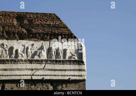 römische Szene Gedenktafel am Foro di Nerva Forum in Rom Stockfoto