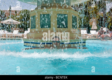 Mann in luxuriösen Swimmingpool des Bellagio Resort and Casino in Las Vegas. Stockfoto