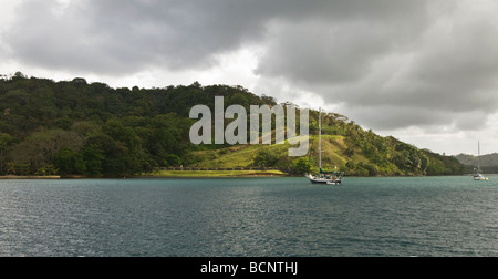 Boote vor Anker in der Bucht Portobello, Panama Stockfoto