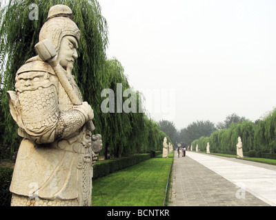 Steinkrieger auf der Heiligen Straße in Ming-Gräber in Peking, China Stockfoto