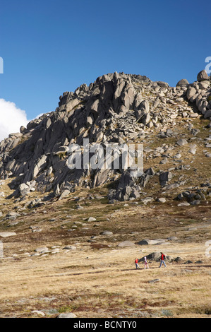 Wanderer auf dem Weg zur Mt Kosciuszko und North Rams Kopf Kosciuszko National Park Snowy Mountains New South Wales Australien Stockfoto