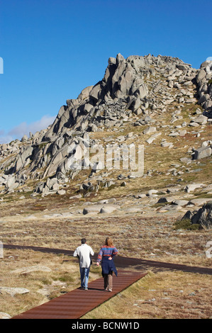 Wanderer auf dem Weg zur Mt Kosciuszko und North Rams Kopf Kosciuszko National Park Snowy Mountains New South Wales Australien Stockfoto