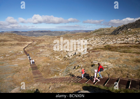 Wanderer auf dem Weg zur Mt Kosciuszko Kosciuszko National Park Snowy Mountains New South Wales Australien Stockfoto