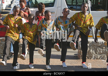 tanzende Jungs Durchführung in Cape Town, South Africa Stockfoto