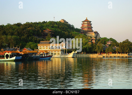 Ansicht von vorne-Hügelbereich mit Turm von buddhistischen Weihrauch und Marmor Boot im Sommerpalast, Peking, China Stockfoto