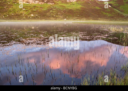 Am frühen Morgennebel steigt aus einem kleinen man in der Nähe von Tolstadh auf der Hebridean Insel von Lewis, Schottland Stockfoto