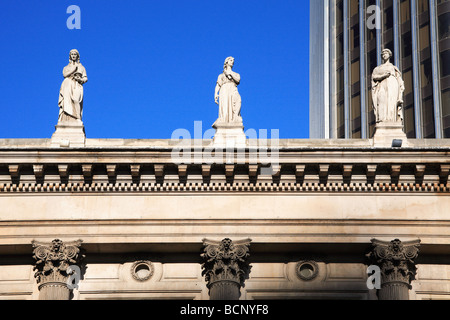 Statuen auf Gibson Hall und Tower 42 ehemaligen Natwest Tower-Gebäude City of London England UK Stockfoto