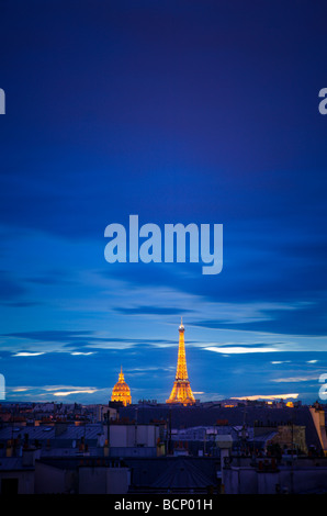 Symbole von Paris Geschichte Museum von Les Invalides und dem Eiffelturm beleuchtet mit allerlei Textfreiraum Stockfoto