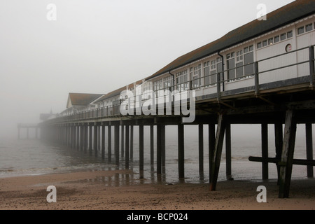 Die Pier in Southwold in Suffolk im nebligen, regnerischen Wetter Stockfoto