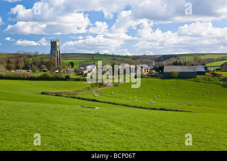 Ein Blick über die Felder in Richtung Dorf der Bischöfe Nympton, North Devon, England und die Pfarrkirche St. Mary die Jungfrau Stockfoto