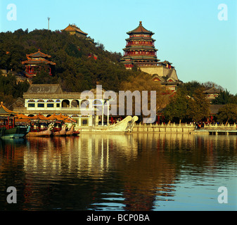 Ansicht von vorne-Hügelbereich mit Turm von buddhistischen Weihrauch und Marmor Boot im Sommerpalast, Peking, China Stockfoto