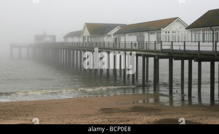 Nebligen Pier in Southwold in Suffolk Stockfoto