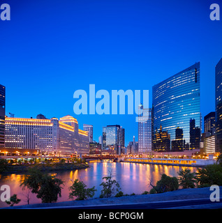 Blick nach Osten am Chicago River in der Abenddämmerung Stockfoto
