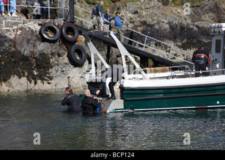 Taucher, Tauchausrüstung auf Boot in Cardigan Bay West Wales laden Stockfoto