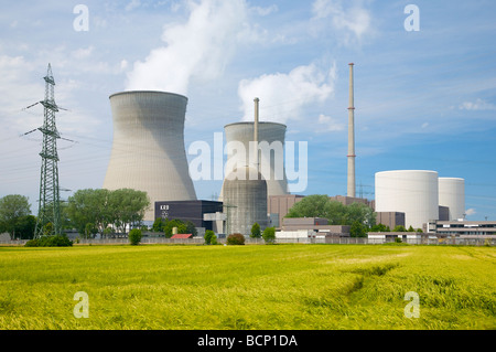 Gundremmingen Atomkraftwerk in Bayern, Deutschland. 2 aktive BWR-Reaktoren. Kernkraftwerk Gundremmingen, Bayern, Deutschland. Stockfoto