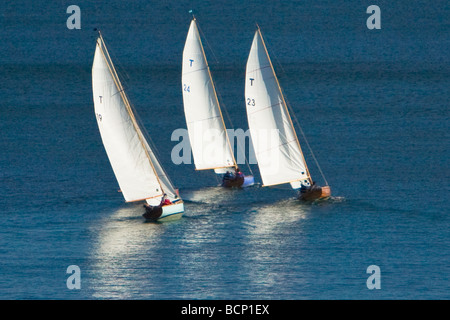 Troy Klasse Segelboote an der Mündung des Fluss Fowey Mündung gehen Sie zum Meer vorbei an Polruan. Stockfoto