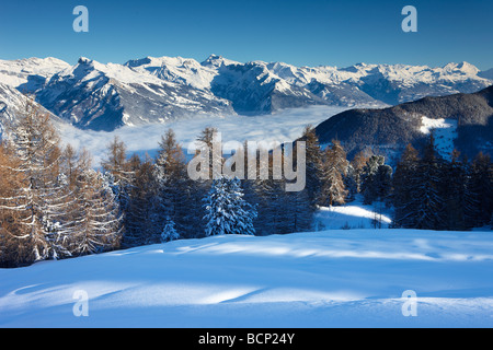 eine frische Snowfalll an den hängen oberhalb der alpine Dorf La Tzoumas, mit dem Rhône-Tal hinaus Region Wallis Schweiz Stockfoto