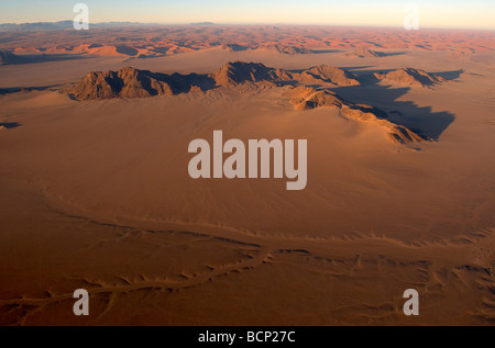 Luftaufnahme des ausgetrocknet Flussbett und Sossusvlei Dünen, die push-in den Talboden Namibia Afrika Stockfoto