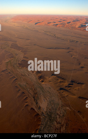 Luftaufnahme des ausgetrocknet Flussbett und Sossusvlei Dünen, die push-in den Talboden Namibia Afrika Stockfoto