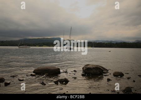 Yachten vor Anker am Lake Windermere im Lake district Stockfoto