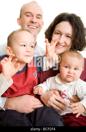 Dynamisches Familienportrait Mit Mutter Vater Sohn Und Baby Stockfoto