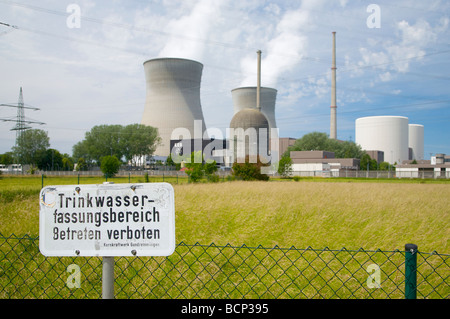 Gundremmingen Kernkraft Werk, Bayern, Deutschland. Zeichen erklärt: Trinkwasser gut Bereich. Kernkraftwerk Gundremmingen. Stockfoto