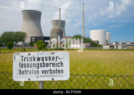 Gundremmingen Kernkraft Werk, Bayern, Deutschland. Zeichen erklärt: Trinkwasser gut Bereich. Kernkraftwerk Gundremmingen. Stockfoto