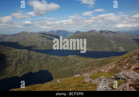 Der Letterewe Wald, Fisherfield, A'Mhaigdean und Lochan Fada gesehen von der Spitze des Slioch Stockfoto