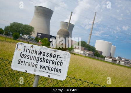 Gundremmingen Kernkraft Werk, Bayern, Deutschland. Zeichen erklärt: Trinkwasser gut Bereich. Kernkraftwerk Gundremmingen. Stockfoto