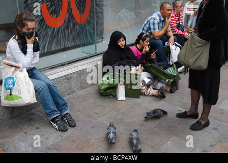 Muslimische Touristengruppe in Knightsbridge London vor dem Kaufhaus Harrods Tragen westliche Kleidung ältere Frau trägt Abaya 2009 HOMER SYKES Stockfoto