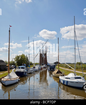 Boote vertäut am horsey mit Mühle im Hintergrund Stockfoto