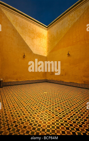 Lebhafte gelbe Wände im Grab des Moulay Ismail, Meknès, Marokko Stockfoto