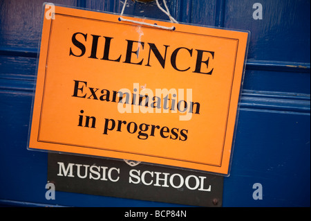 Stille-Untersuchung im Gange Schild an Tür der Kathedrale Musik Schule Hereford Stadt Herefordshire England UK Stockfoto