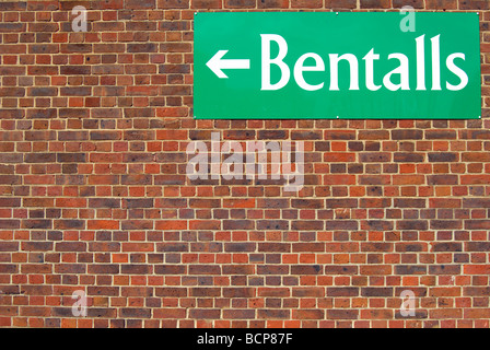 Melden Sie sich auf eine Mauer zeigt den Weg zum Bentalls, ein Kaufhaus und Einkaufszentrum in Kingston, Surrey, england Stockfoto