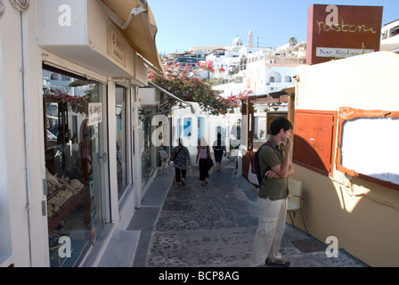 Schmale Straße in Fira-Santorini Stockfoto